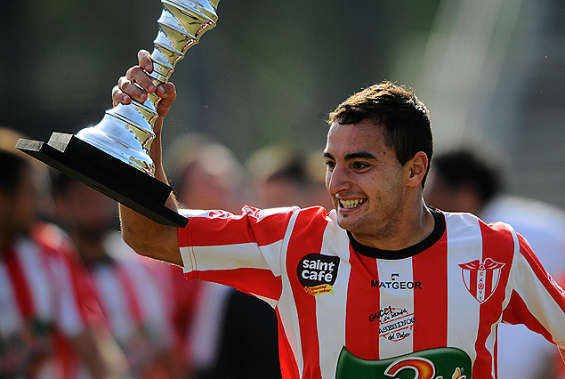 Martín Arguiñarena, autor del último penal levanta la copa del tercer ascenso