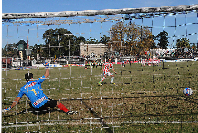 Martín Arguiñarena convierte en gol el último penal