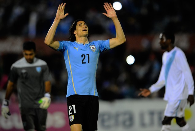Edinson Cavani en la celebración de su doblete, tercer gol uruguayo.