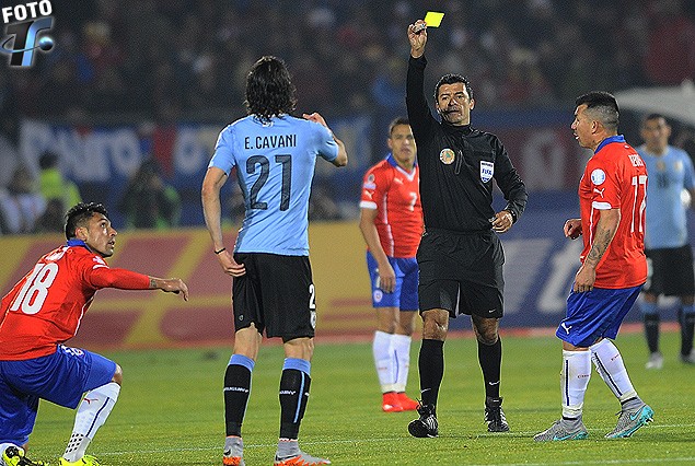 Edinson Cavani en la agresión del chileno Jara y el árbitro Sandro Ricci que le muestra la segunda amarilla. 