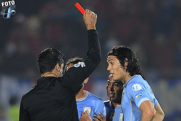 Cavani no lo puede creer. Sandro Ricci le muestra la roja al goleador uruguayo. 