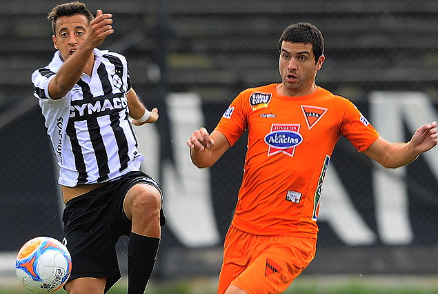 Díaz y Colman disputan el balón