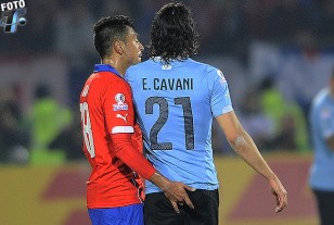 Gonzalo Jara y la agresión a Edinson Cavani. El chileno le introdujo un dedo en el ano, el uruguayo reaccionó le "acarició" la cara y fue expulsado por el árbitro brasileño Ricci.