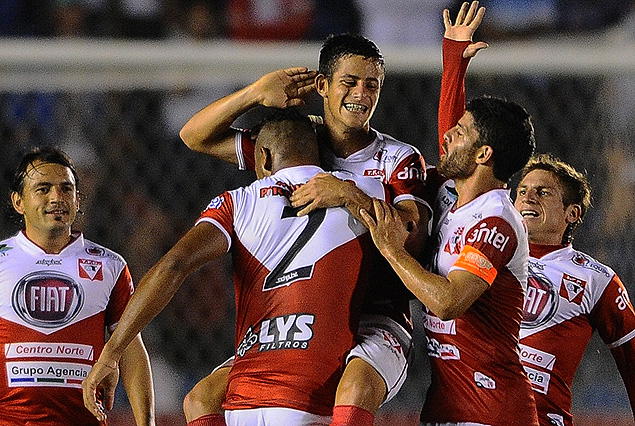 Pablo Porcile, el autor, en el centro de los festejos del primer gol de Tacuarembó.