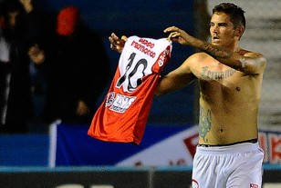 Fernando Lima, un clásico "10", mostró su camiseta a la tribuna partidaria de Nacional.