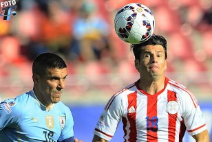 Maxi Pereira, capitán hoy de la Selección, y el paraguayo Haedo Valdéz. 