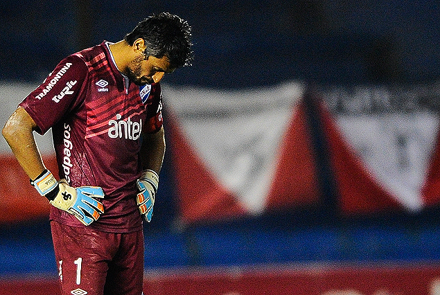 El capitán Gustavo Munúa es la imagen de la derrota. Nacional se llenó de dudas.