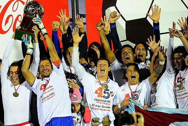 Toda la alegría de Nacional con Alvaro Recoba y capitán Gustavo Munúa levantando la Copa Coca Cola de Campeón Uruguayo; Alfonso Espino, Christian Tabó y el plantel compartiendo el festejo.