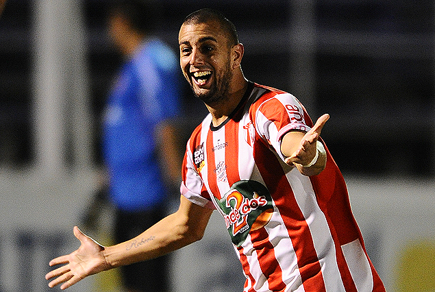 Maximiliano Russo en el festejo de gol. La figura del partido.