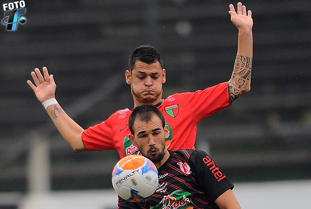 Hibrany Ruiz Díaz y Agustín Peraza disputan el balón