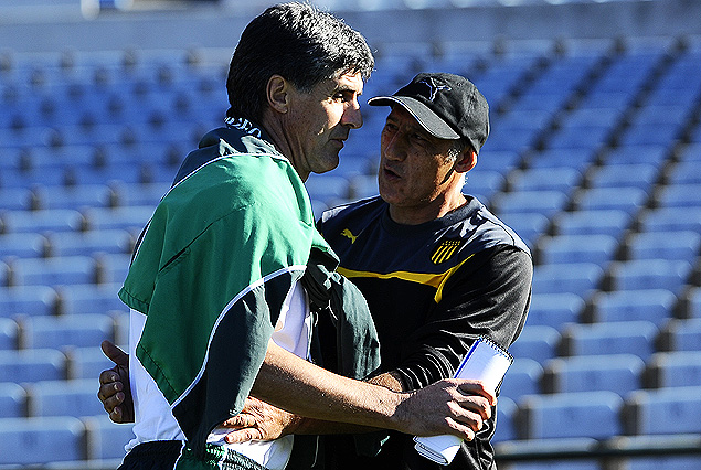 Santiago Ostolaza y Oscar Aguirregaray, en abrazo de "Vasco".