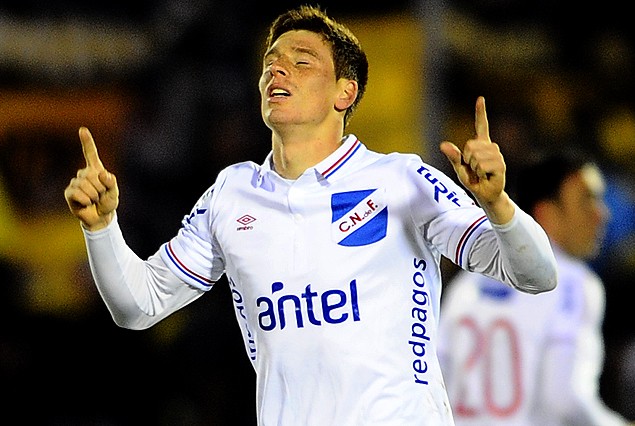 Santiago Romero impulsó a los tricolores arriba de todos por su juego y el gol decisivo.