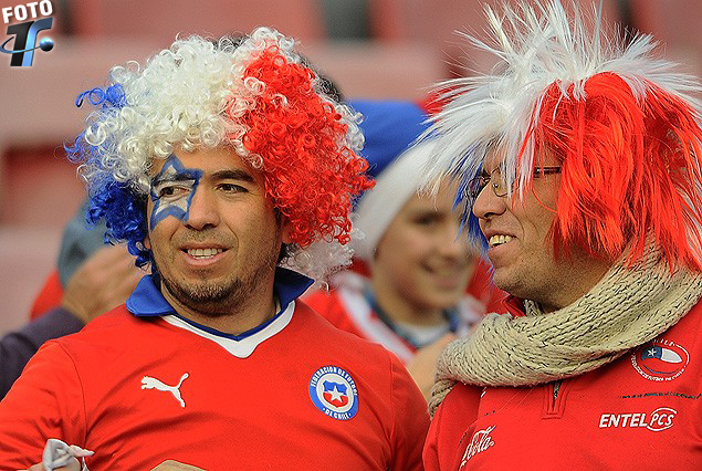 Los hinchas locales visten las camisetas rojas de la selección trasandina.