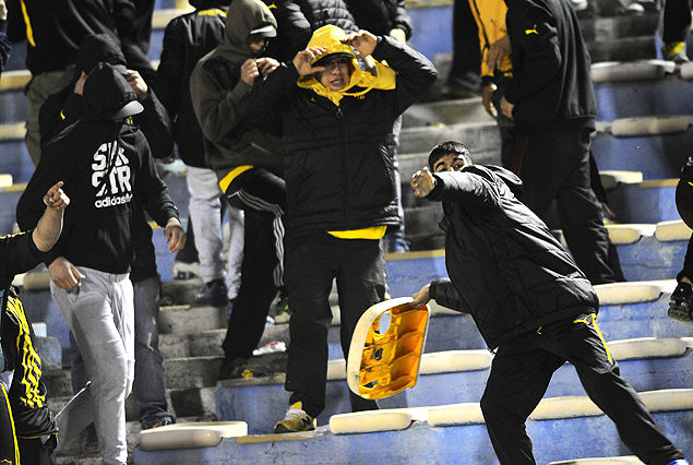 Los "hinchas" de Peñarol rompiendo butacas en la Amsterdam serán denunciados por el club.