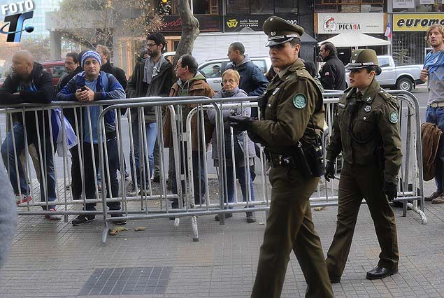 La guardia de los Carabineros y los hinchas uruguayos en el Hotel Intercontinental.