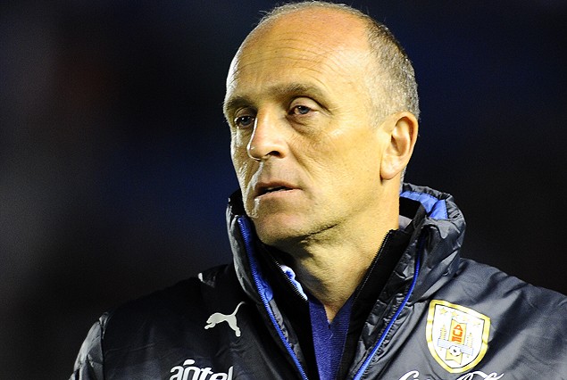 El entrenador celeste Fabián Coito, sufrió la derrota celeste ante México