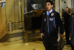Jorge Fucile caminando por el hall principal del Hotel Intercontinental de Santiagfo.