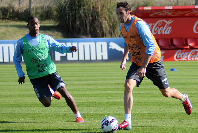 Diego Godin y Diego Rolan en el juego del entrenamiento.