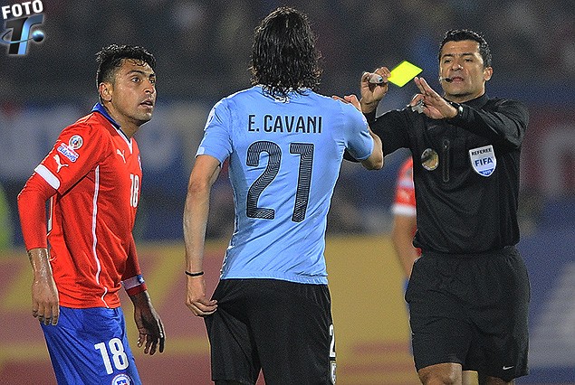 El chileno Jara con Edinson Cavani y el árbitro Racci en la segunda amarilla al delantero, la expulsión.