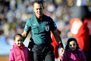 Javier Bentancor posa con sus pequeñas hijas. 