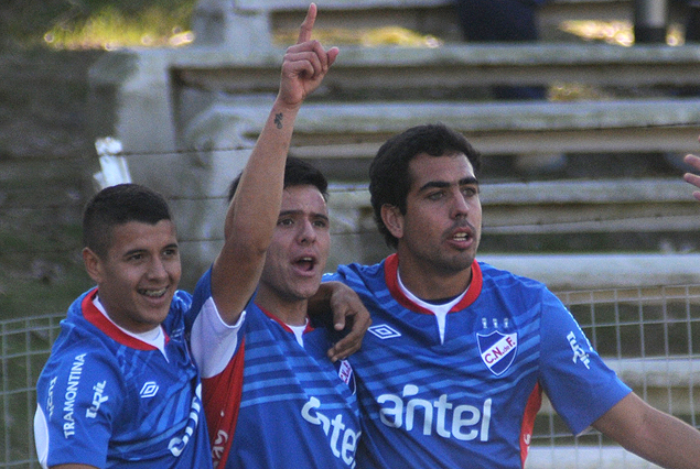 Leandro Otormín festeja el primer gol de Nacional en la final de Tercera en el Sarold.
