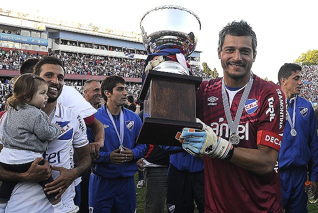 Gustavo Munúa, con la Copa del Apertura.