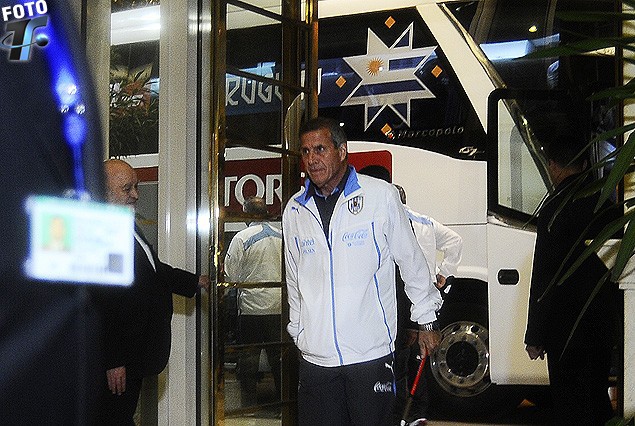 El Maestro Tabárez ingresando al Hotel Intercontinental, este lunes por la noche.