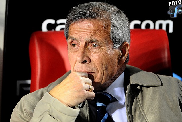 El Maestro Tabárez en el Estadio Nacional de Santiago donde se originó la noche de la polémica, la AUF envió el lunes la respuesta a la Unidad Disciplinaria de la Conmebol.