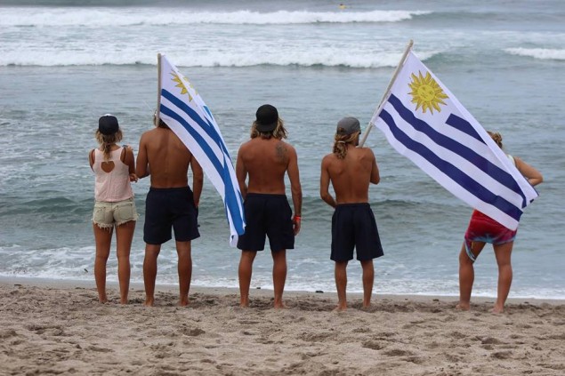 Parte del equipo uruguayo alentando en playa Popoyo. Foto: Santiago Mejía/Facebook USU