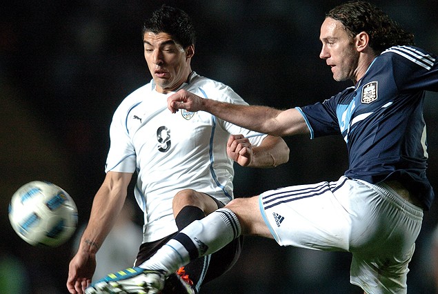 Luis Suárez, frente a Argentina en el 2011. Ciudad de Santa Fé.
