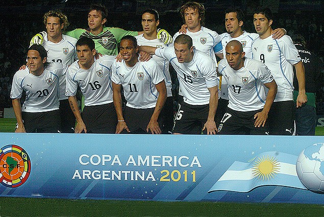 Formación de Uruguay en el último juego de Copa América ante Argentina en Santa Fé, 2011.