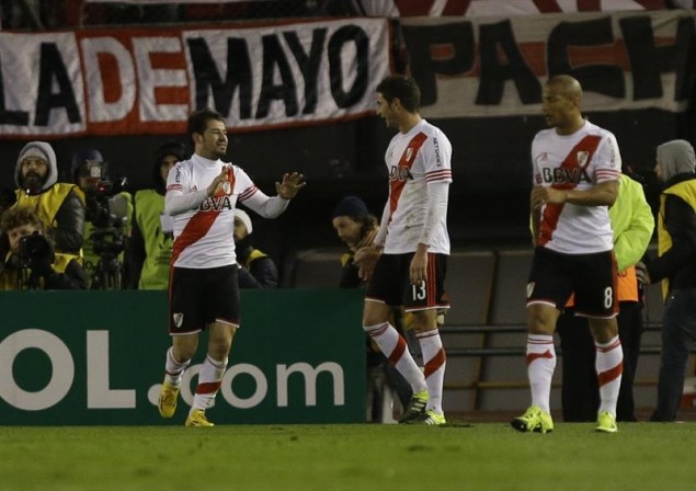 Rodrigo Mora en el festejo del golazo, el 2:0 de River Plate; Carlos Sánchez en la imagen.
