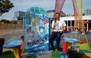 Dolores "Lola" Moreira orgullosa con la medalla de plata que conquistó en Toronto 2015.
