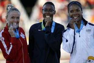 Deborah Rodríguez en el podio de los mejores con la medalla de bronce.