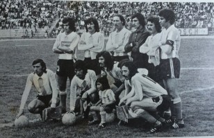 La imagen muestra a la selección "fantasma" de Argentina que se aclimató durante 45 días, agregándose tres consagrados (el golero Carnevali, Telch, Bargas y Ayala) el día antes. Arriba, desde la izquierda, Bargas, Glaría, Troncoso, Carnevali, Cortés, Telch. Abajo: Fornari, Galván, Ayala, Kempes y Poy.