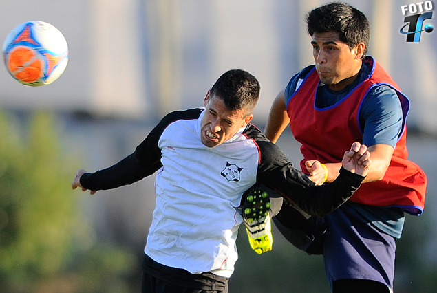 Maxi Lemos y Javier Cabrera aparecen detrás del balón.