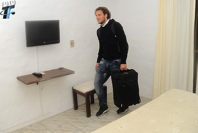 Diego Forlán, valija en mano, ingresando a la habitación 112 de La Posta del Lago.