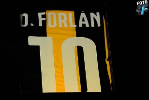 La camiseta N°10 es de Diego Forlán.