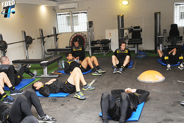 Matías Aguirregaray al fondo en el gimnasio. Concentra para jugar ante Málaga.