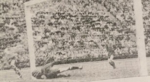 Si en 1950 hubiera existido la televisión, tal vez el "Maracanazo" no hubiera existido. Esta fotografía de Alfredo Testoni muestra el gol de Ghiggia a España. Es idéntico al del 16 de julio. Se observa a Ghiggia que ya remató y siguió su carrera. Por eso aparece en el extremo izquierdo de la imagen. El golero Ramallets está caído -igual que Barboza- después de arrojarse sobre su palo y golpearse contra él. Y la pelota, que ingresó por el mismo lado, besa las mallas. Si existía la TV, es seguro que Barboza en la concentración de Brasil veía esta incidencia, advirtiendo que Ghiggia practicaba habitualmente ese remate cruzado al arco cuando ingresa a toda velocidad por la derecha. ¡Gracias bendita TV que no existías!