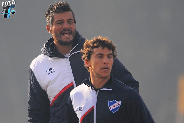 Gustavo Munúa, el  técnico en la cancha de la Católica y Sebastián Fernandez en acción; el delantero firmará contrato. 