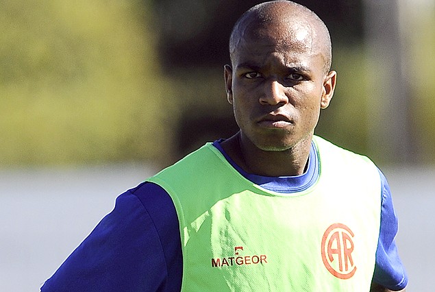 El colombiano Nicolás Giraldo, autor de uno de los goles de Rentistas frente a Liverpool.