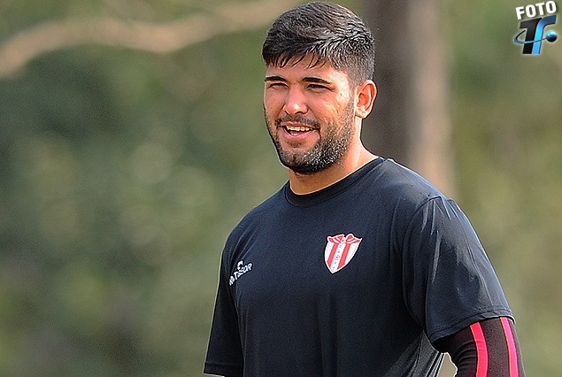 Nicolás Olivera, firmeza y presencia en la defensa del Villa.