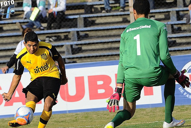 La excelente definición de Cristian Palacios que con su remate de derecha deja sin acción al arquero Montero para anotar el tercer gol aurinegro.