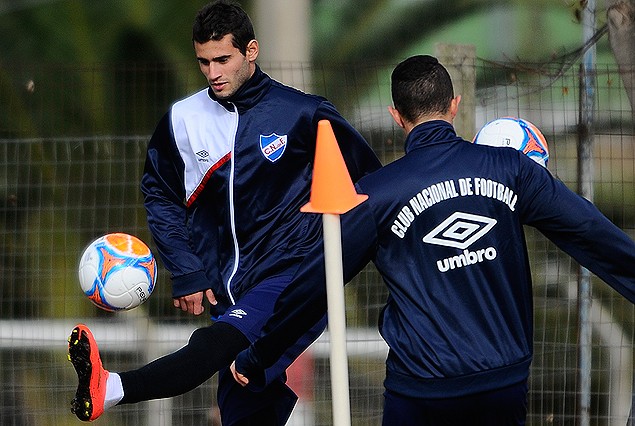 Gastón Pereiro con la pelota en Los Céspedes, el volante entrenó y el pase siguió en espera.
