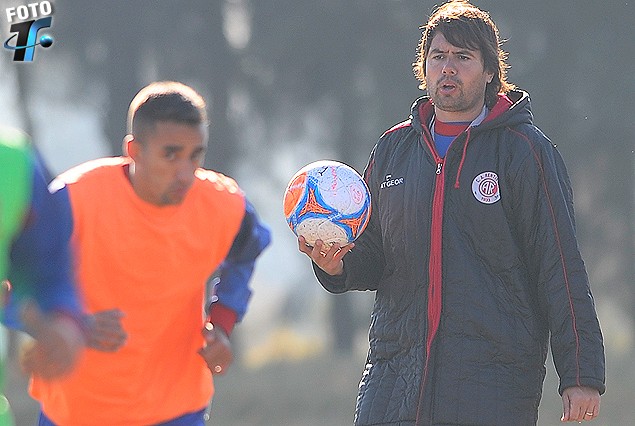 El técnico en al cancha, Villazán maneja con la pelota en el Complejo Rentistas.