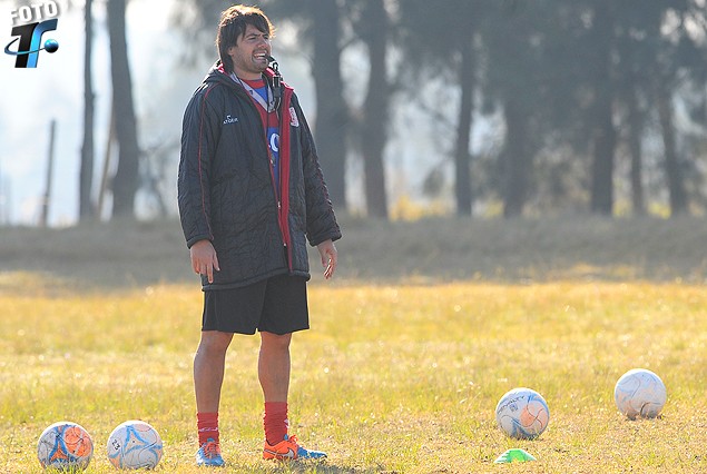 Valentín Villazán, 35 años, el técnico de Rentistas, el más joven de primera, en su primera oportunidad, a la cancha con los rojos.