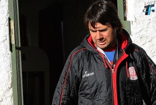 El técnico dirigía a la Sub 19 del club y asumió el reto de primera.