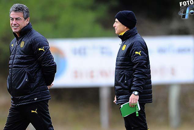 Pablo Bengoechea y el Profe Modesto Turren en la cancha de la Posta del Lago.