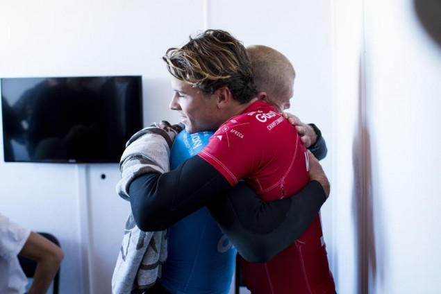 Los protegonistas de la final, Fanning de azul y Wilson de rojo, se abrazan luego de sobrevivir una situación crítica. Foto: WSL/Kirstin Scholtz